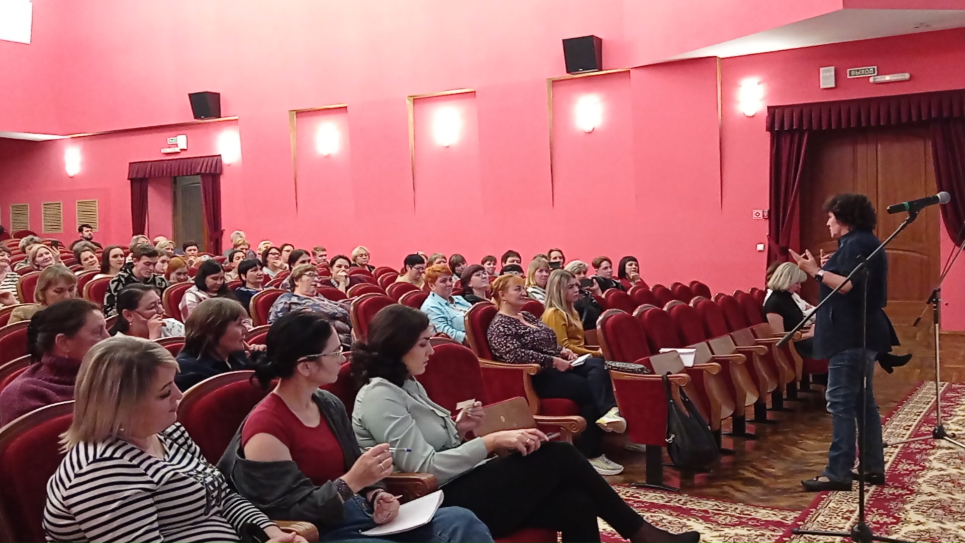 15 ноября 2022 года в Сибирском районном Доме культуры (п. Ростовка) состоялся областной семинар «Школа профессионального мастерства для режиссеров любительских театров»
