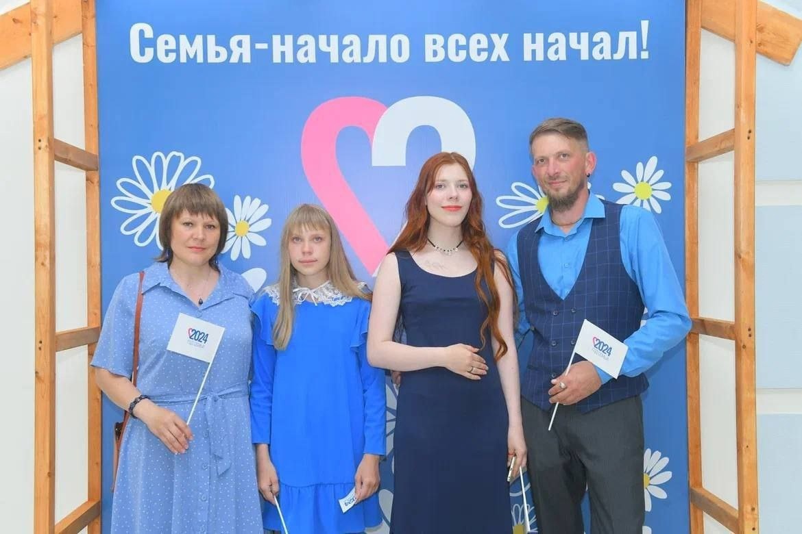 Семья Поляковых из Большереченского района стала лауреатом в номинации "Семья – хранитель традиций".