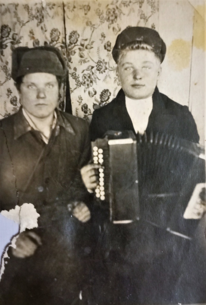 07. В.К. Ланцов (с гармошкой) с товарищем. Начало 1950-х годов.jpg