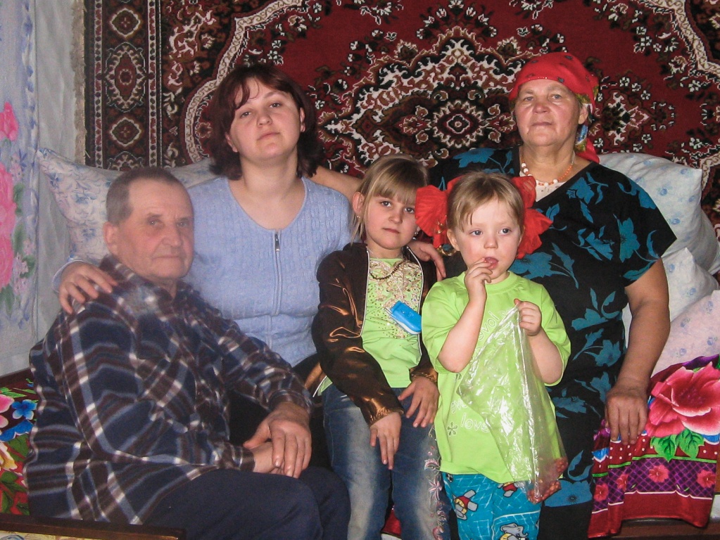 2_ П.Ф. Матюков с женой и внуками.jpg