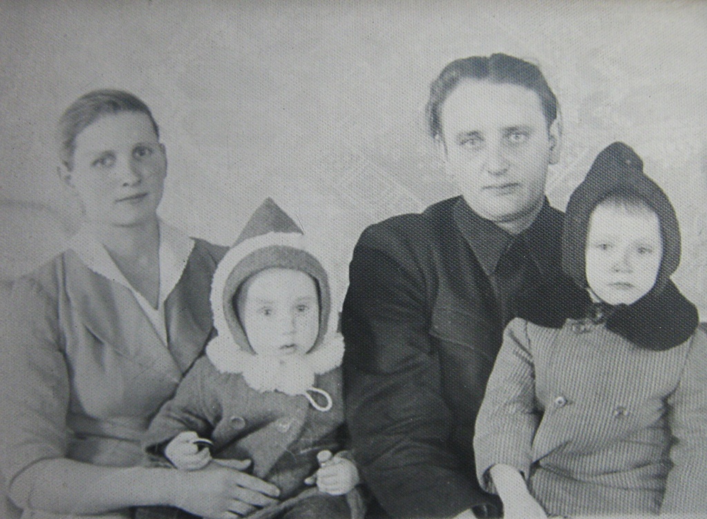 1_ П.Ф. Матюков с женой и старшими сыновьями.jpg