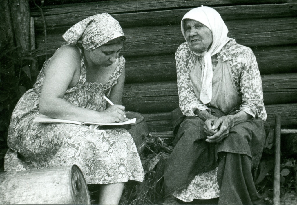 2_  Н.К. Козлова записывает былички от 80-летней жительницы с. Романово.jpg