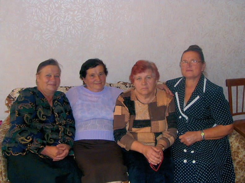 3_ Слева направо А.Н. Добченская, Л.Я. Хоменко, Е.Я. Иващенко, Л.А. Романец - исполнитель.jpg